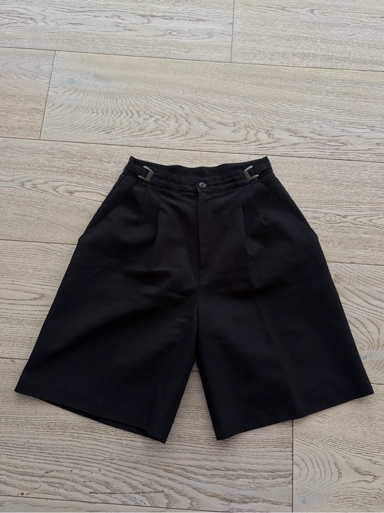 Aritzia Pants - Pleated Bermuda shorts